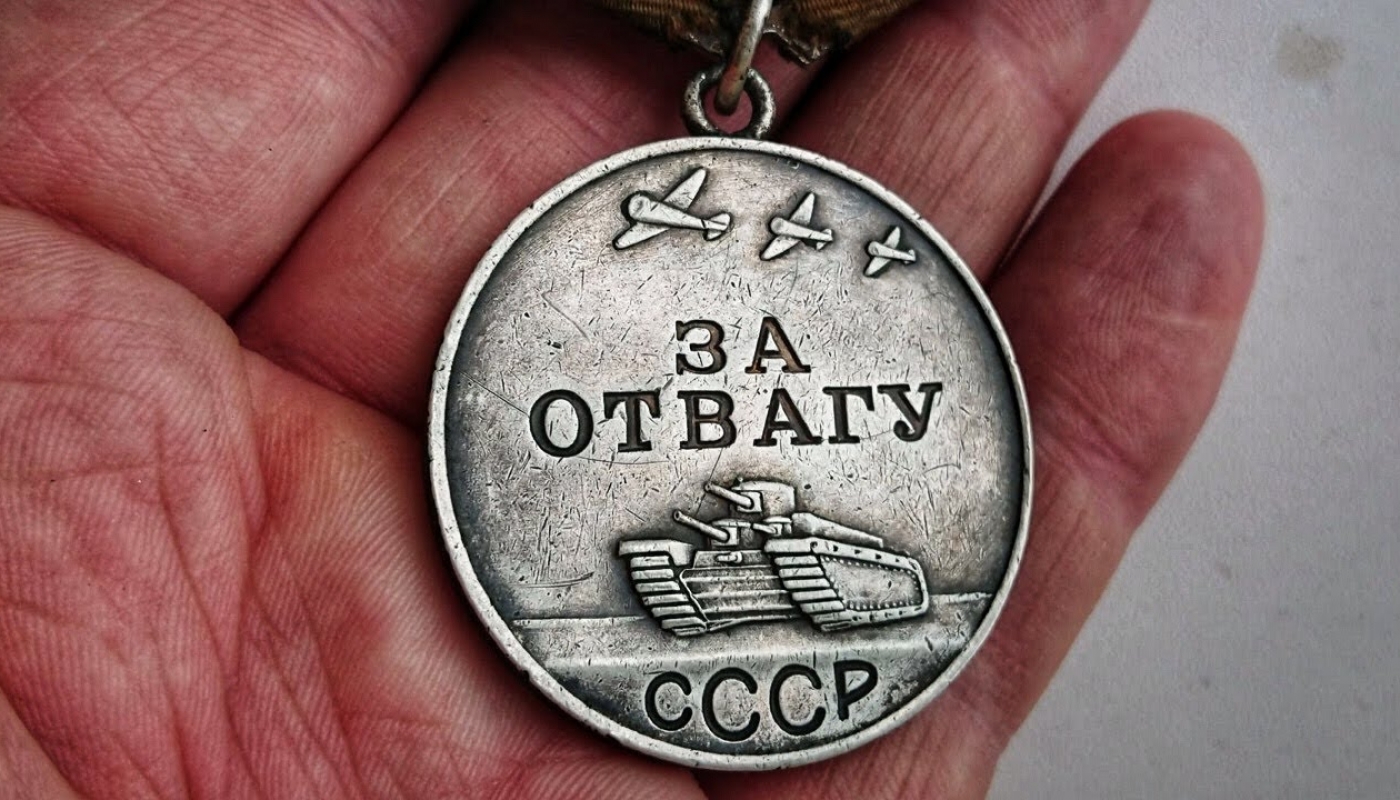 Отвага даль. Медаль за отвагу 1944 года фото. Медаль за отвагу 1943. Т 35 медаль за отвагу. Медаль за отвагу с танком СССР.